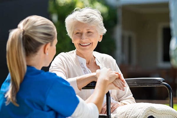 اهمیت استفاده از پرستار سالمند در فردیس
